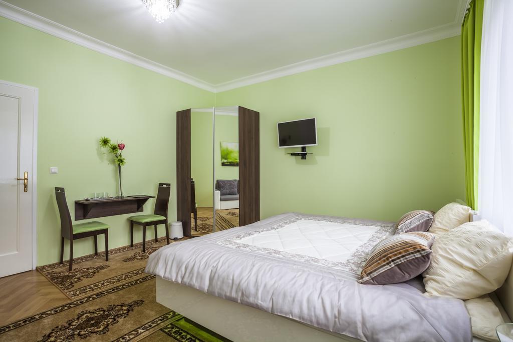 Luxury Air-Conditioned Rooms In Old Town ברטיסלאבה מראה חיצוני תמונה